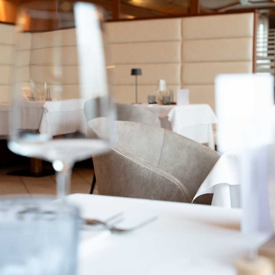 Handgefertigter Sessel aus hochwertigen Materialien für den Ruheraum und die Bar des Hotels Adler