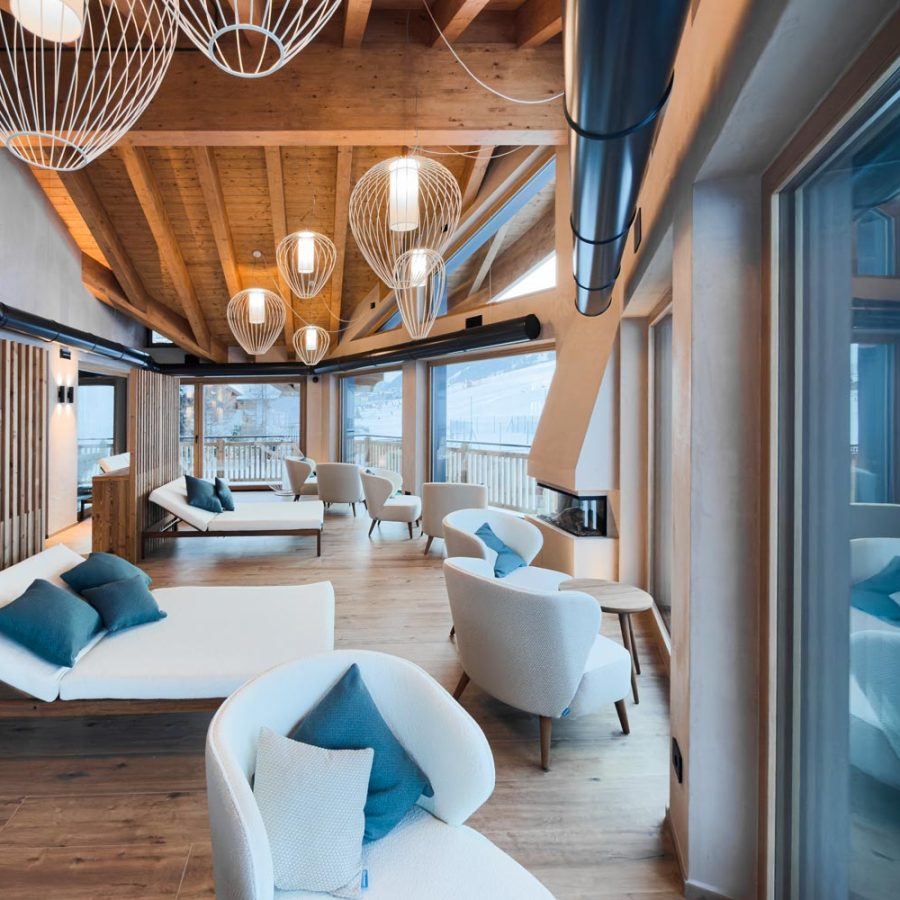 hotel-al-nin-livigno-spa-con-vista-montagna-lettini-bianchi