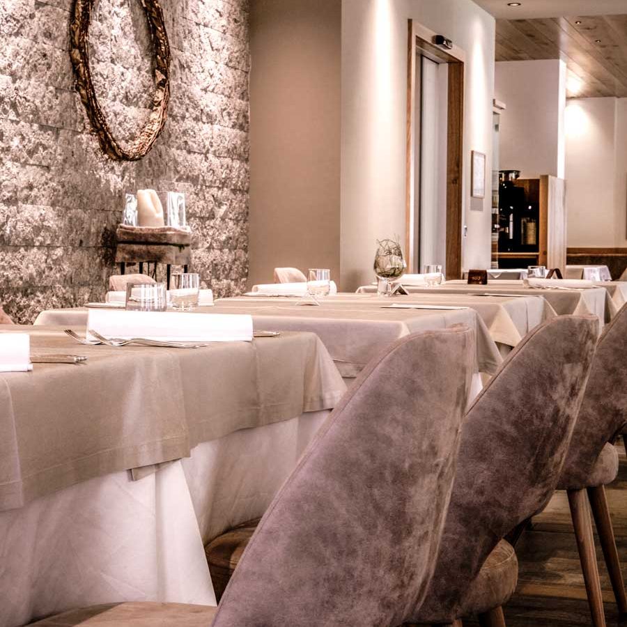 Monfalcone-Hocker in verschiedenen Größen