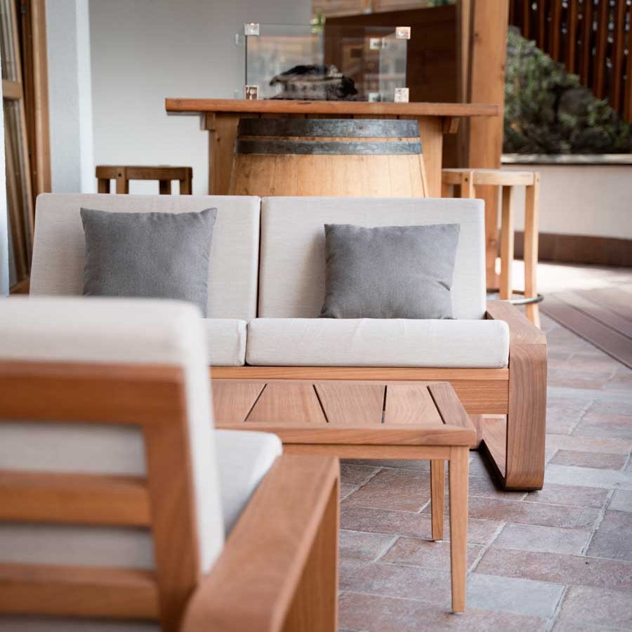 Risate e giochi infantili: Divani massicci e poltrona con finiture raffinate per la vita all'aria aperta.