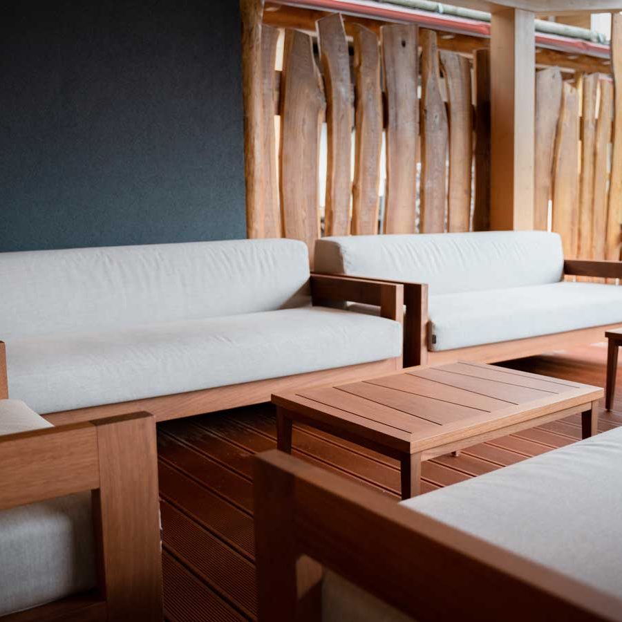 Atmosfera di relax: Imbottiture racchiuse in tela cerata, cuciture termosaldate e cerniere nautiche.