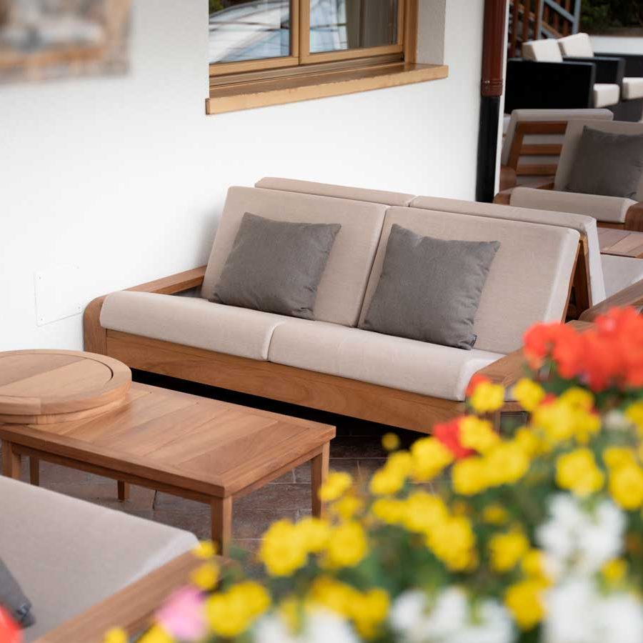 Dettagli di durata e resistenza: Divani in tessuti idrorepellenti in toni delicati di marrone chiaro.