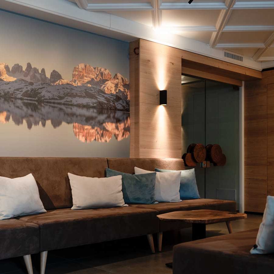 Arredo raffinato al bistrot dell'Hotel Ariston: Una riscrittura elegante degli spazi