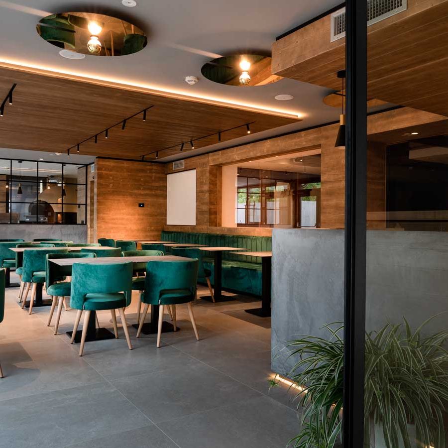Ambiente raffinato all'Hotel Ariston: Divani su misura con rivestimenti in eco-nabuk marrone e cuscini decorativi dai toni delicati