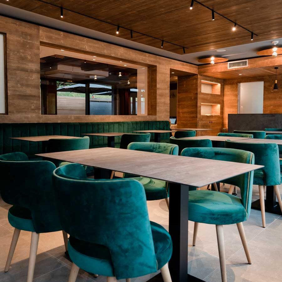 Eleganza e comfort al bistrot dell'Hotel Ariston: Sedie Lione in velluto verde per un ambiente raffinato