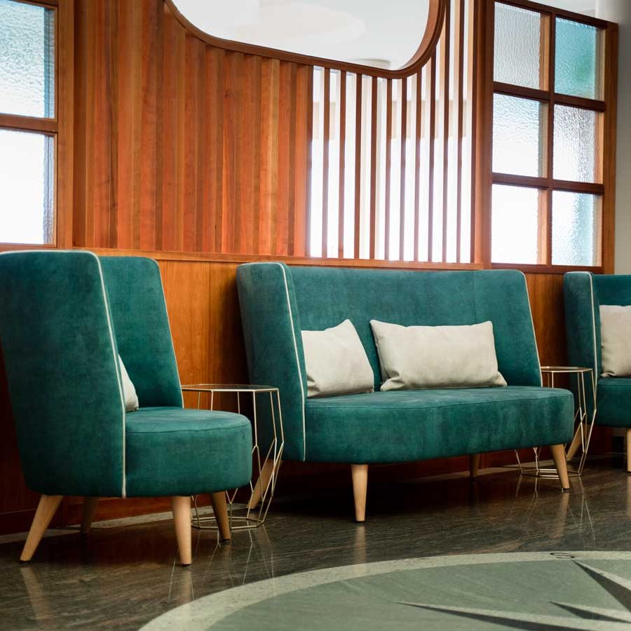 Scale pittoresche e poltrone di design: l’esperienza unica all’Hotel Astor.