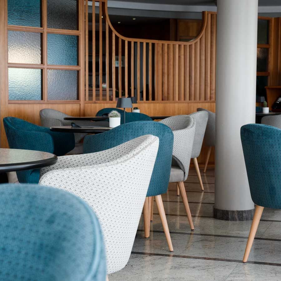 L’Hotel Astor: Eleganza e design sulle rive serene del lago di Garda. L’artigianalità delle sedie Dublino, con poltrone, pouf e divani, si fonde armoniosamente con l’ambiente unico dell’Hotel Astor.