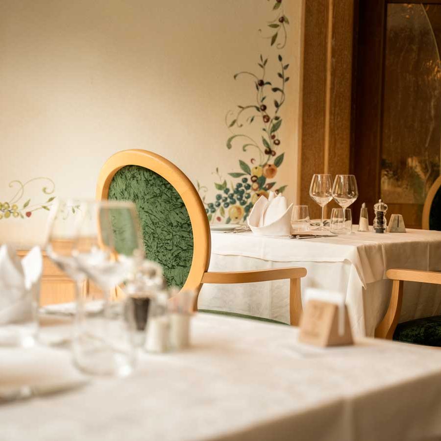 Die Lounge des exklusiven Hotels Carlo Magno in Madonna di Campiglio, eingerichtet von Bs Chairs.