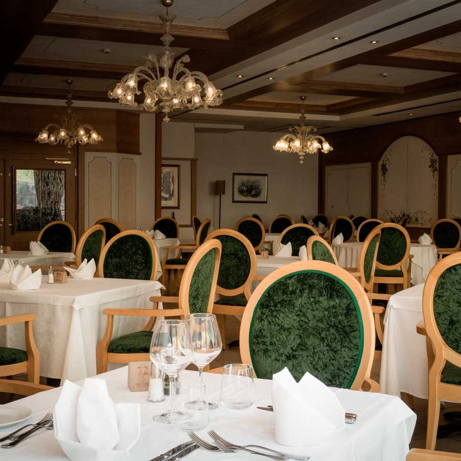 "Poltroncine "Nashville" in velluto color verde per l'Hotel Carlo Magno a Madonna di Campiglio