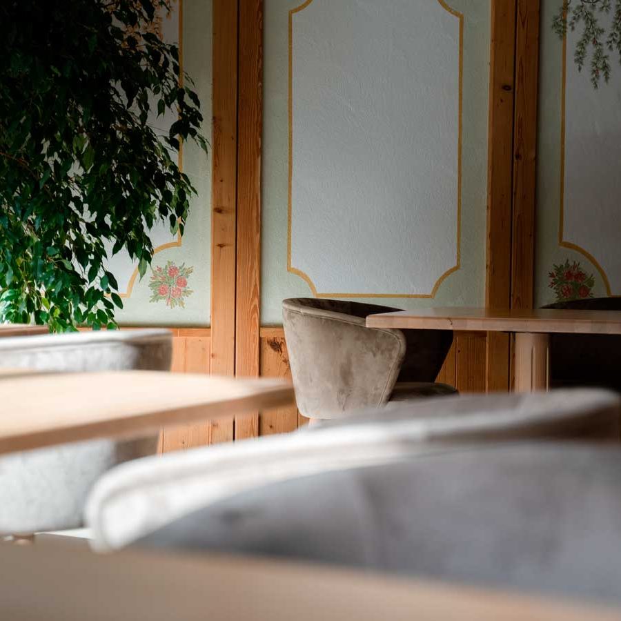 Arredamento dell'Hotel Carlomagno: poltroncine "Nashville" per un'atmosfera di raffinatezza