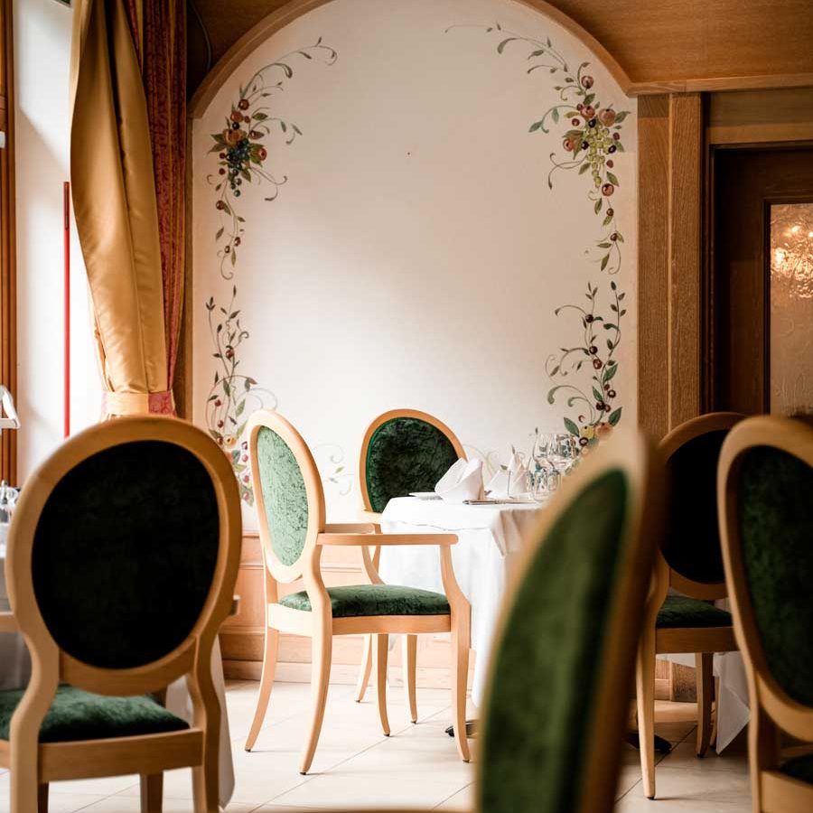 Arredamento su misura per la sala dell'Hotel Carlomagno: poltroncine "Nashville" in velluto elegante