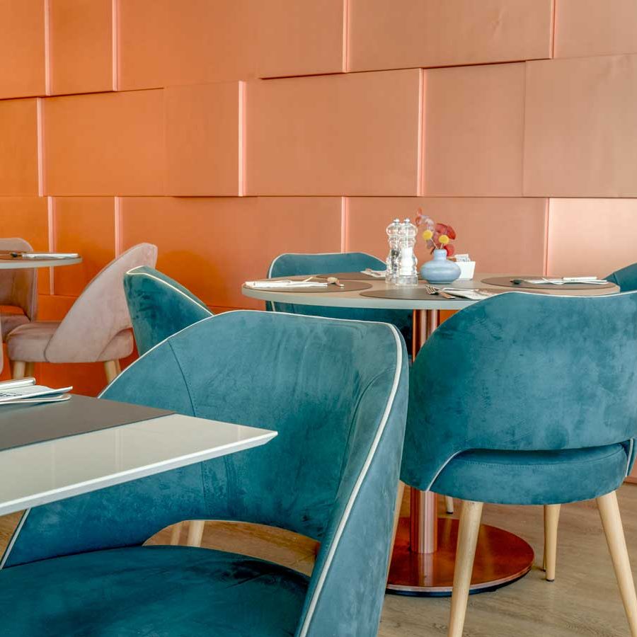 Graue Sessel mit Keder für einen Hauch von dezenter Eleganz im Restaurant des Hotels Castello