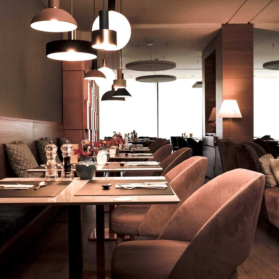 Verschmelzungen von Farbe und Komfort: Maßgeschneiderte Sitzmöbel für eine einladende Lounge im Hotel Castello