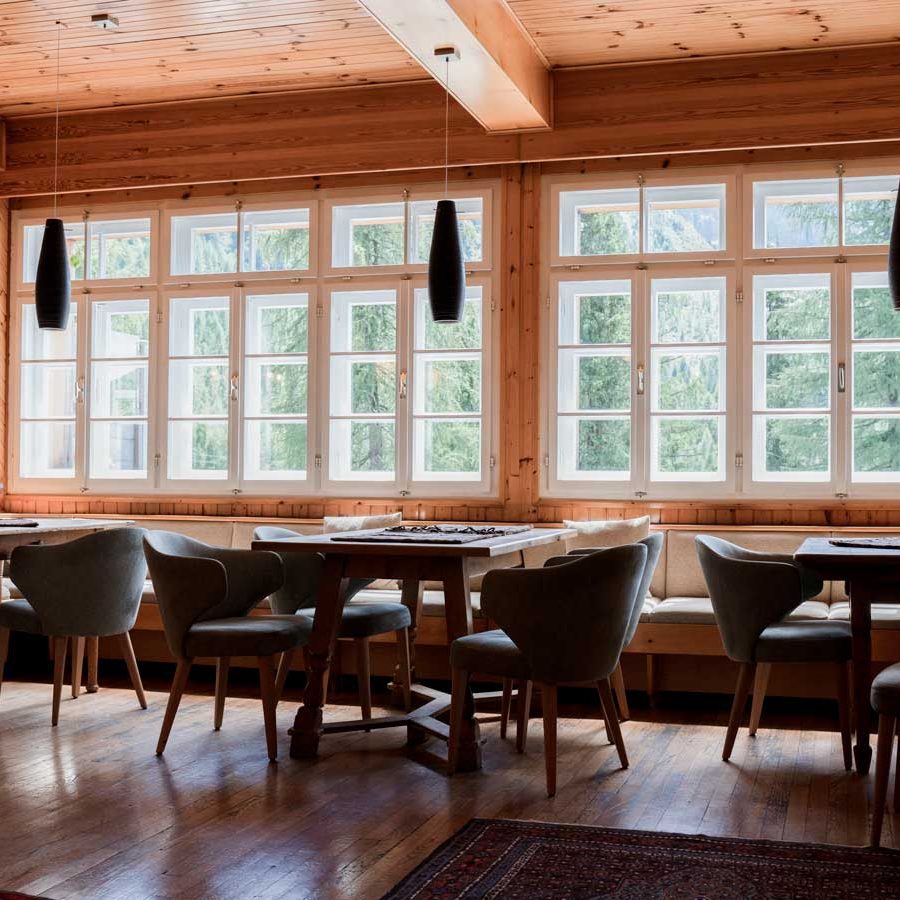 Eleganza all'Hotel Costabella: poltroncine "Memphis" rivestite in eco-nabuk con stampa loden