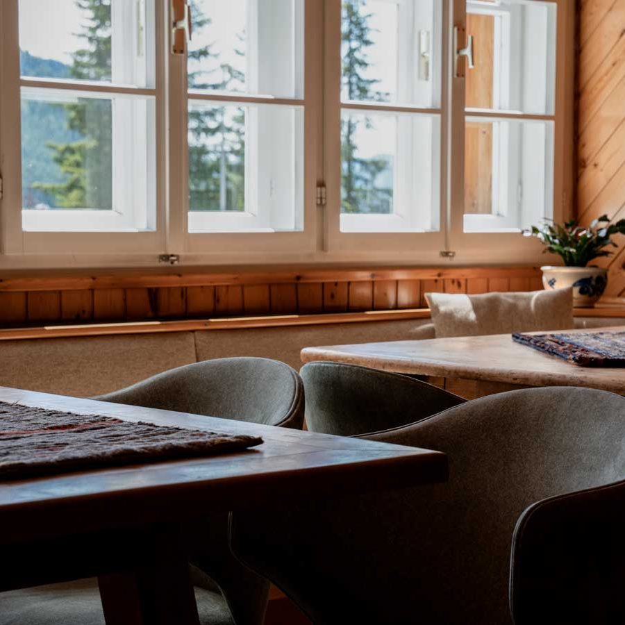 "Poltroncine "Memphis" in eco-nabuk con stampa loden per l'Hotel Costabella di Moena