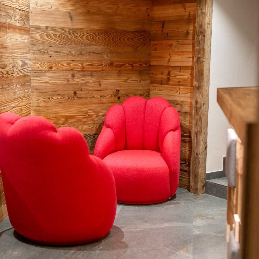 hotel-croce-bianca-canazei-hall-ristrutturata-poltrone-rosse