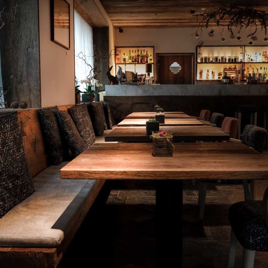 Elegantes und praktisches Kissen-Design im Hotel de Len in Cortina d'Ampezzo. Auf dem Bild ist die Bar mit BS-Stuhlkissen eingerichtet.