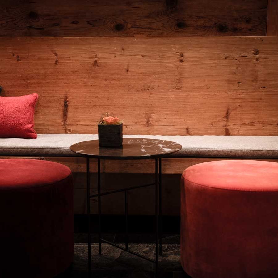 Sophisticated Einrichtung mit hochwertigen Kissen im Hotel de Len in Cortina d'Ampezzo.