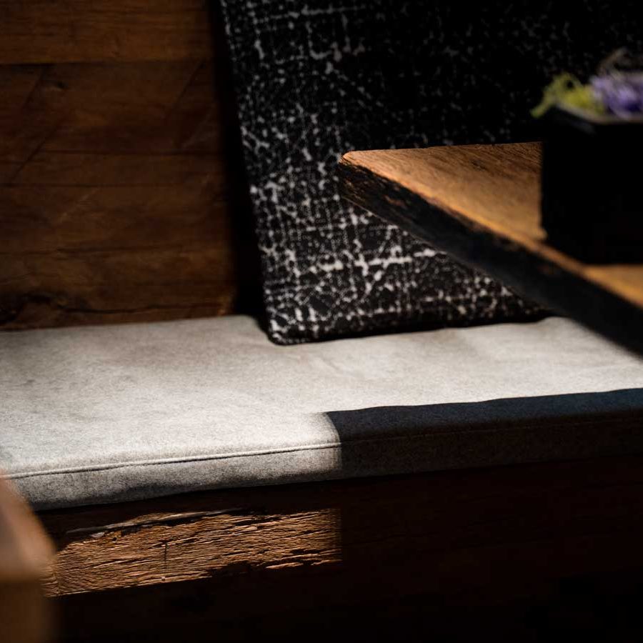 Verfeinerte und funktionale Details für maßgeschneiderte Kissen im Hotel de Len in Cortina d'Ampezzo.