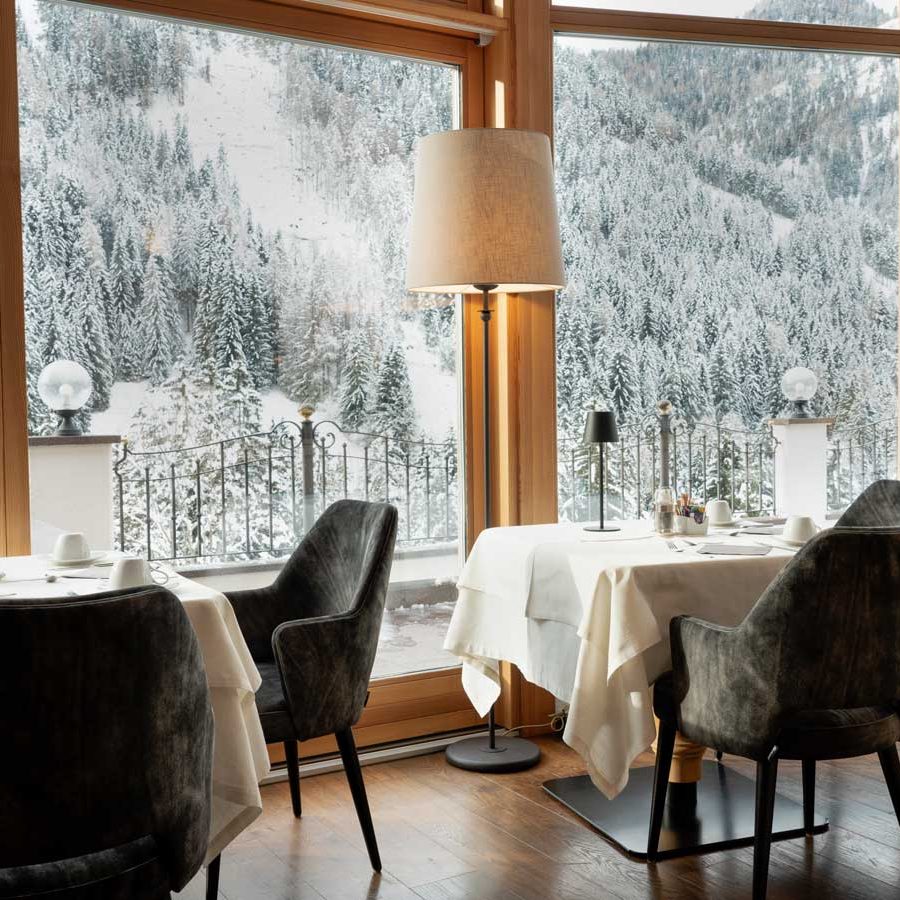 Luxuriöser Speisesaal in den Dolomiten mit Bergblick im Hotel Garnì Mirabel