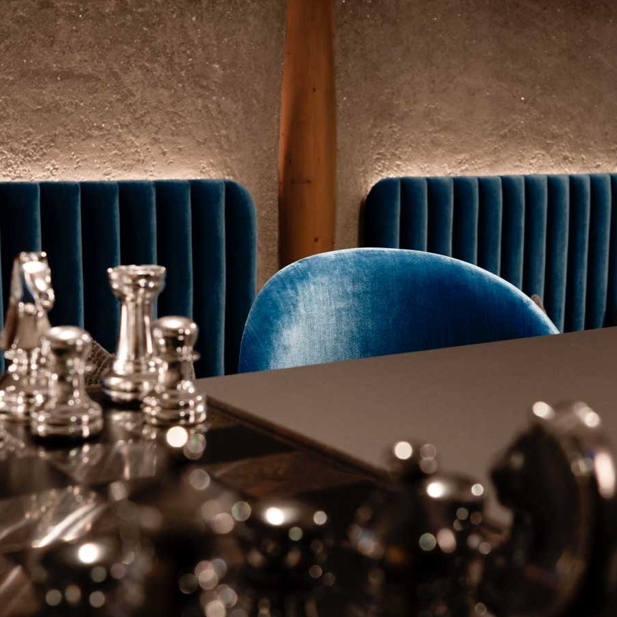 Lussuoso hotel The Laurin in val gardena con sala biliardo e sgabelli su misura