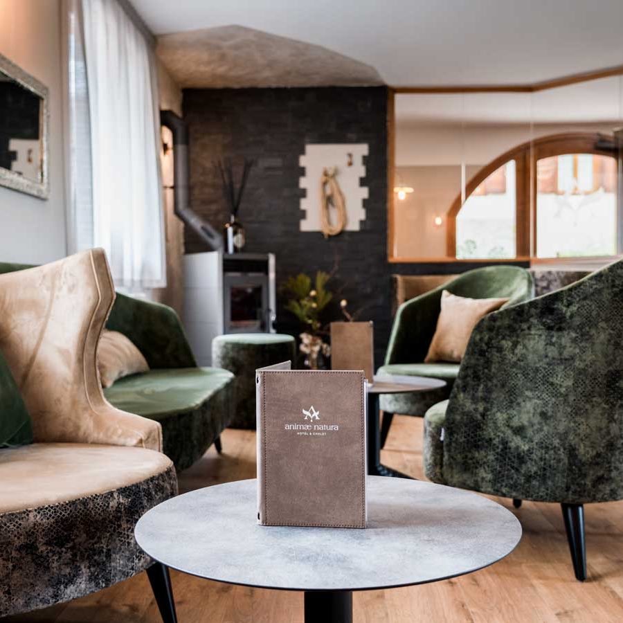 Un'oasi di eleganza naturale: Poltroncina "Tucson" avvolta in velluto cangiante per la zona bar dell'Hotel Animae Natura.