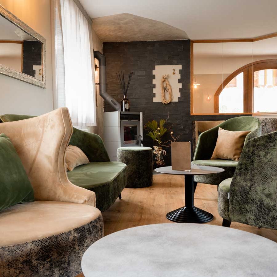 Eleganza e sostenibilità all'Hotel Animae Natura di Mezzana: Poltrone "Dublino", "Chicago" e "Cardiff" per una sala lounge raffinata