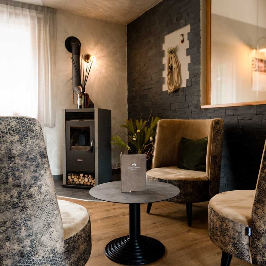 Atmosfera di tranquillità e contemplazione: Poltrone con basi omogenee e schienali modellati in velluto ignifugo e lavabile.