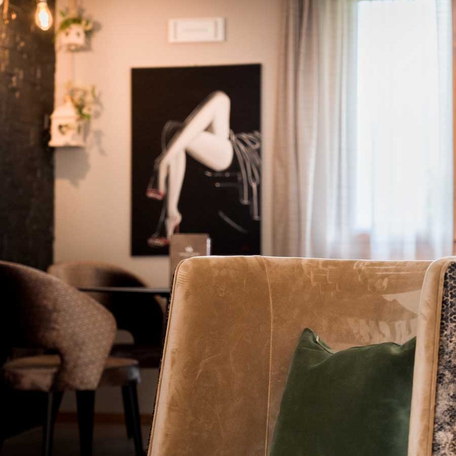 Stile e comfort nella saletta bar dell'Hotel Animae Natura: Divano "Chicago" e pouf "Dublino" per un ambiente accogliente.