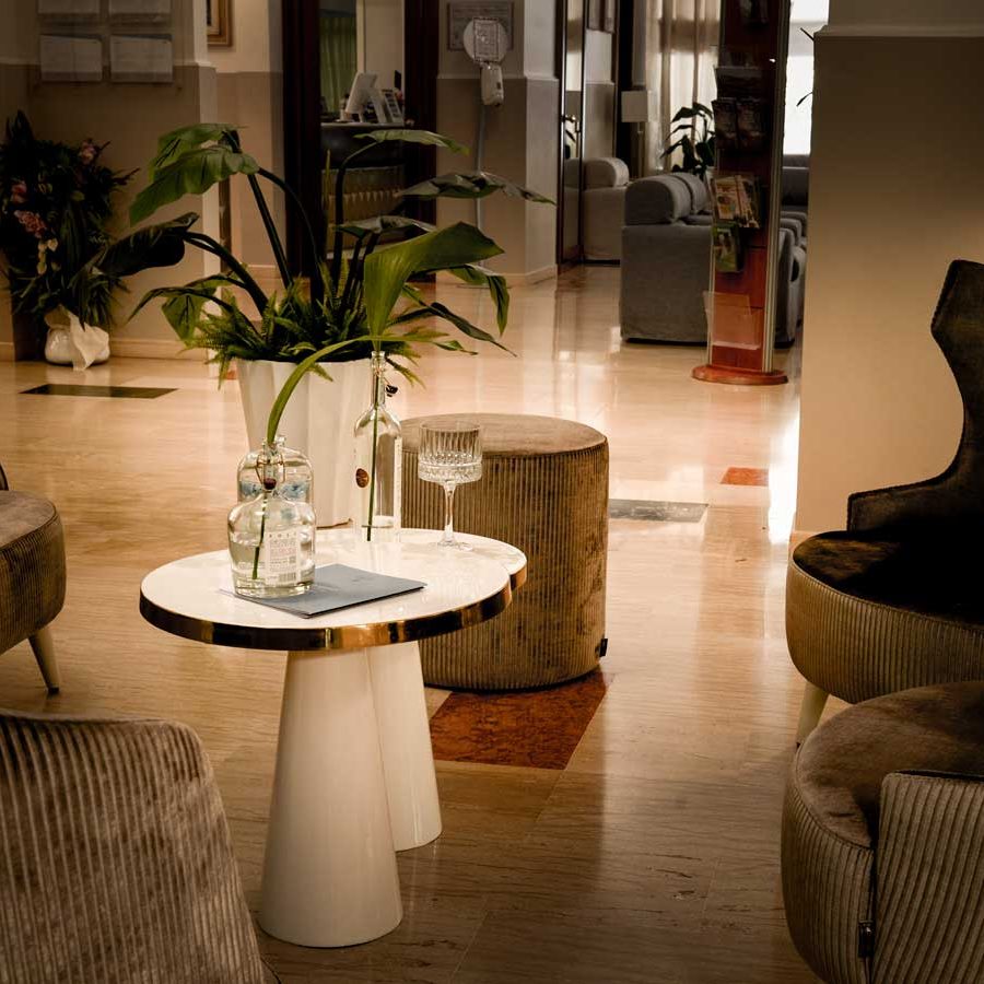 Creatività nell'interior design: Soluzioni innovative per le poltrone della hall dell'Hotel