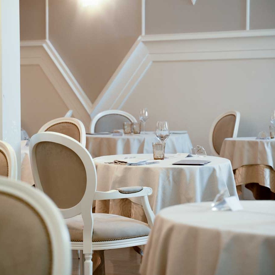 Sedie di design fatte a mano, esposte con cura nell’ambiente raffinato dell’Hotel Eliseo Montegrotto Terme.