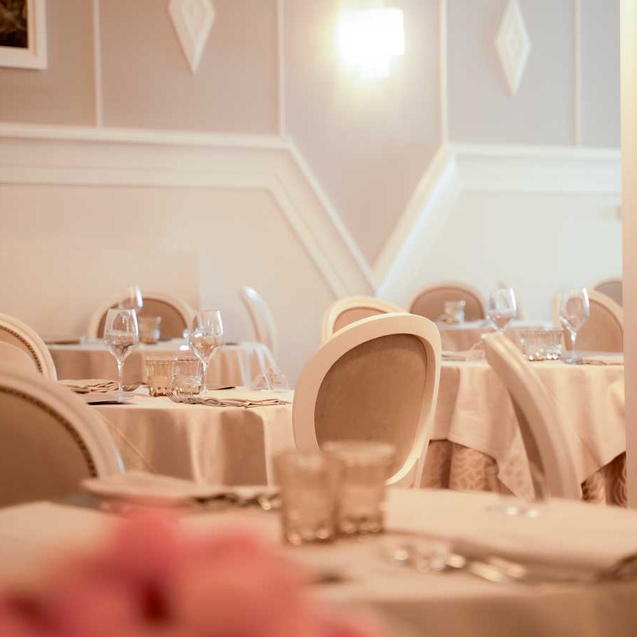 Handgefertigte Stühle aus Italien mit elegantem Design im Hotel Eliseo.