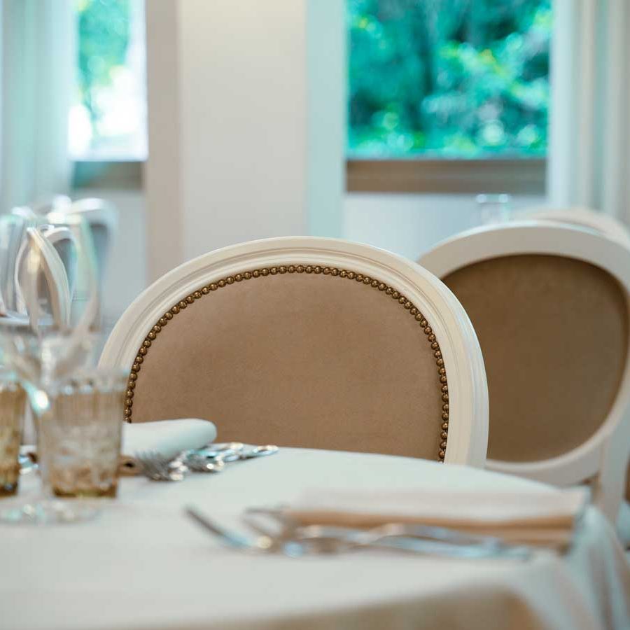 Sedie di alta qualità, realizzate con maestria in Italia, in una location elegante e accogliente.