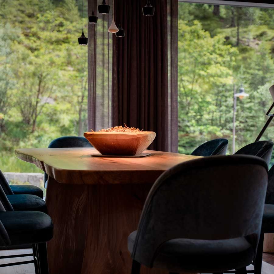 Nella foto gli arredamenti dell'hotel Erica scelti con gusto da Margherita, artista degli interni.