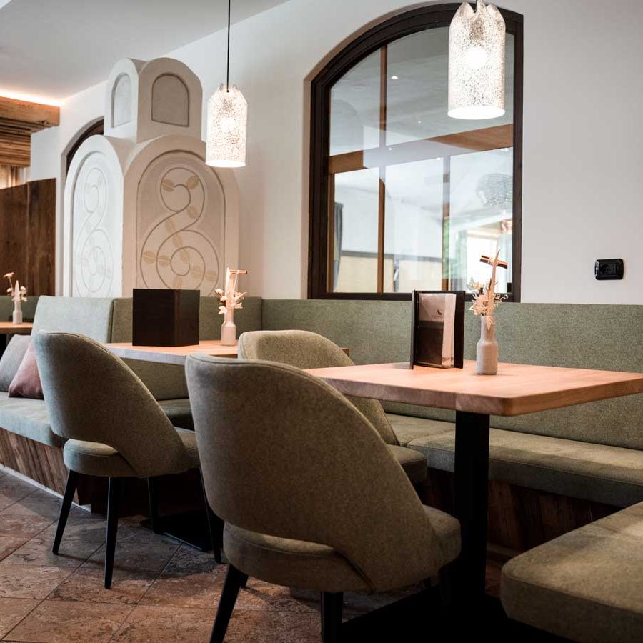 L'hotel Erica di Tesero è arredata con le poltrone BsChairs, in tessuti eleganti