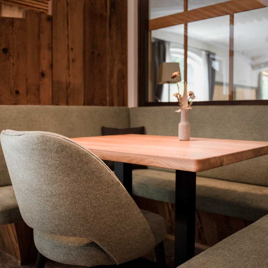 L'hotel Erica di Tesero è arredata con le poltrone in tessuti eleganti per ambienti di prestigio.