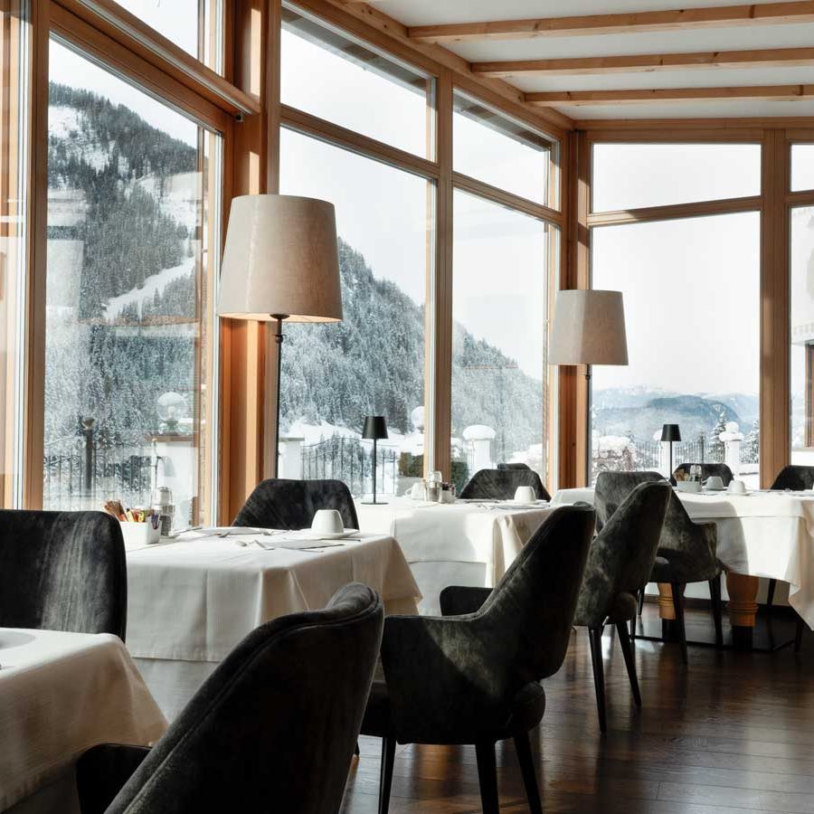 Magischer Speisesaal im Hotel Garnì Mirabel mit Blick auf die Dolomiten