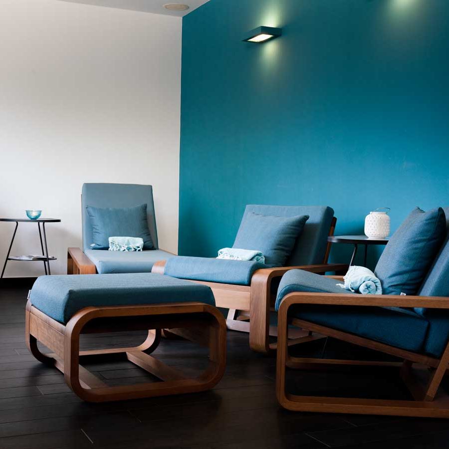 Arredo elegante per la sala hammam dell'Hotel La Gioiosa: letti, poltrone e pouf in Stoffe azzurro