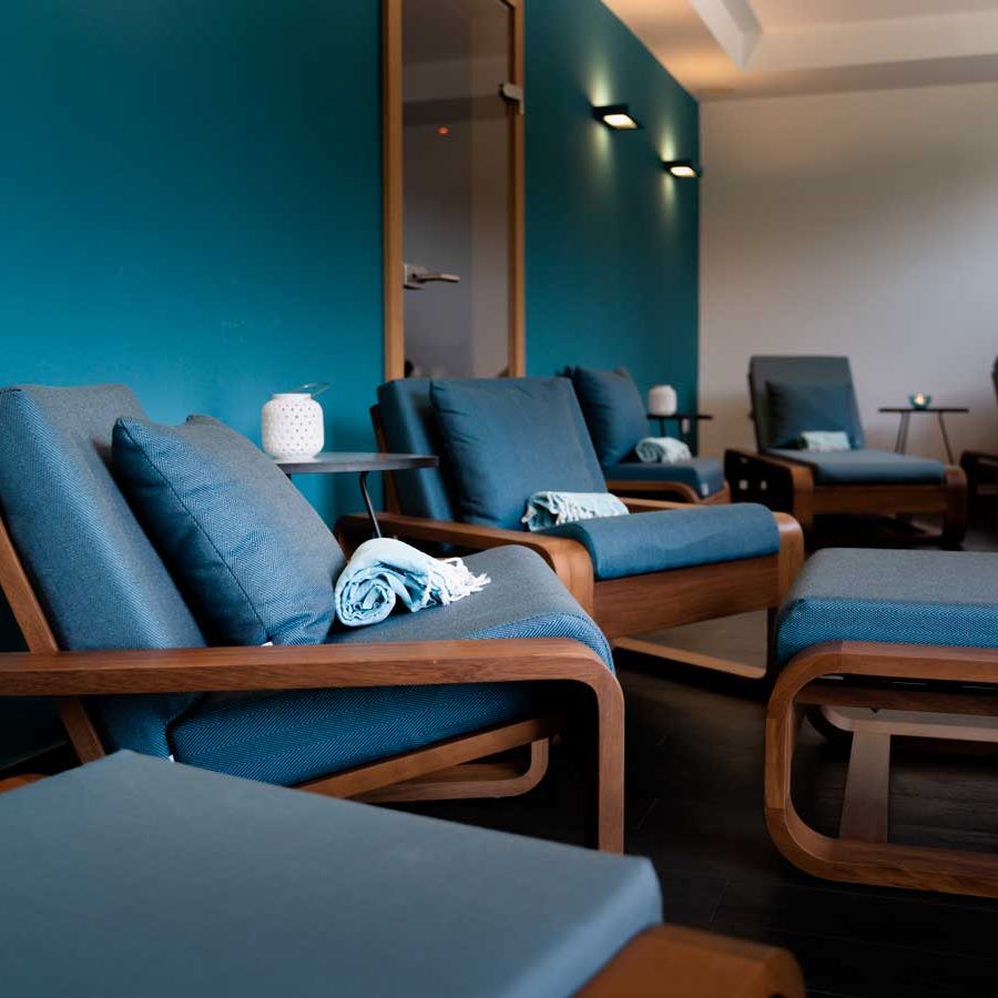 Nella foto i lettini, le poltrone e i pouf BsChairs all'interno dell'hammam dell'hotel Gioiosa