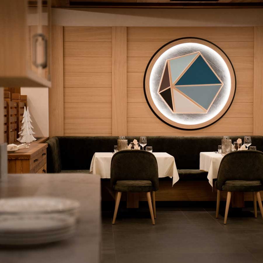 Atmosfera accogliente nell'Hotel Kristiania: Sedie Malmo in faggio e Stoffe econabuk verde abete per il bistrò dell'hotel Kristiana