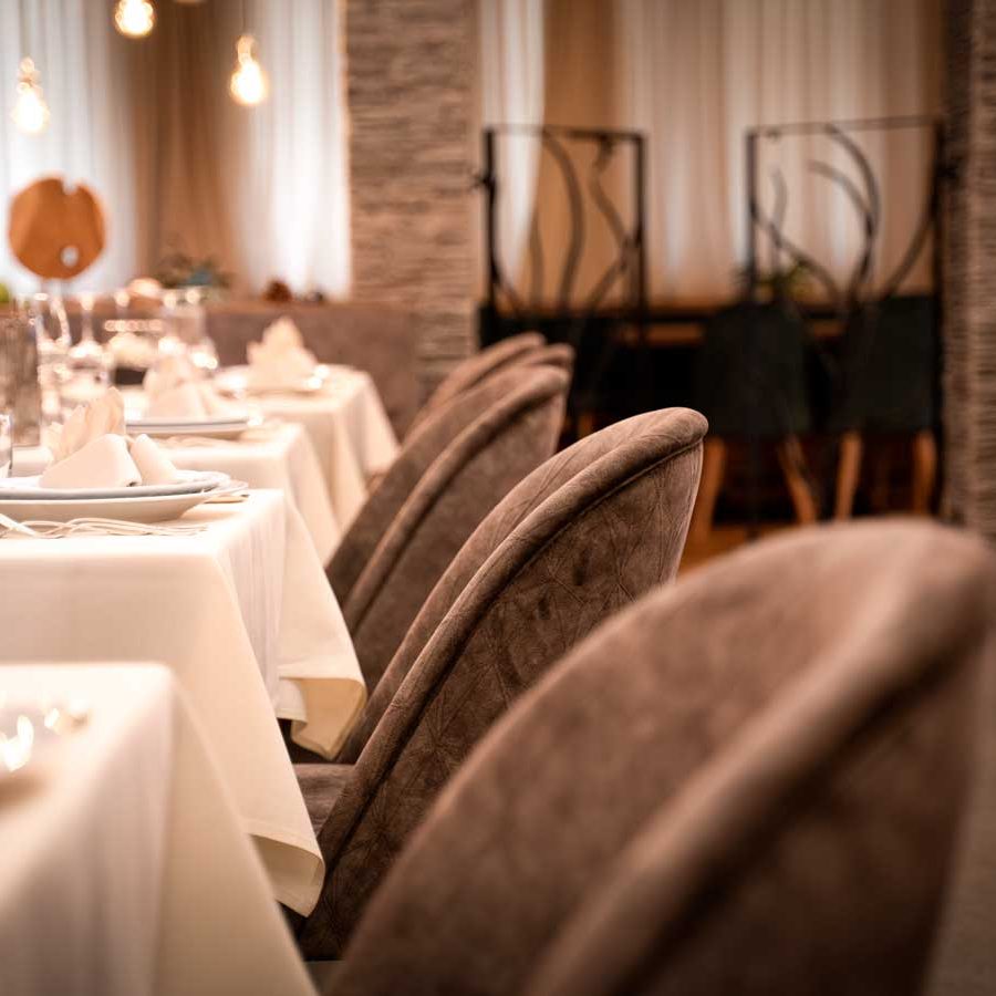 Nella foto il ristorante Kristiana arredato con le poltrone BSChairs. Le nostre sedute arredano alberghi, ristoranti, hotel, residence, bar, pub, teatri e sale cinematografiche di tutto il mondo