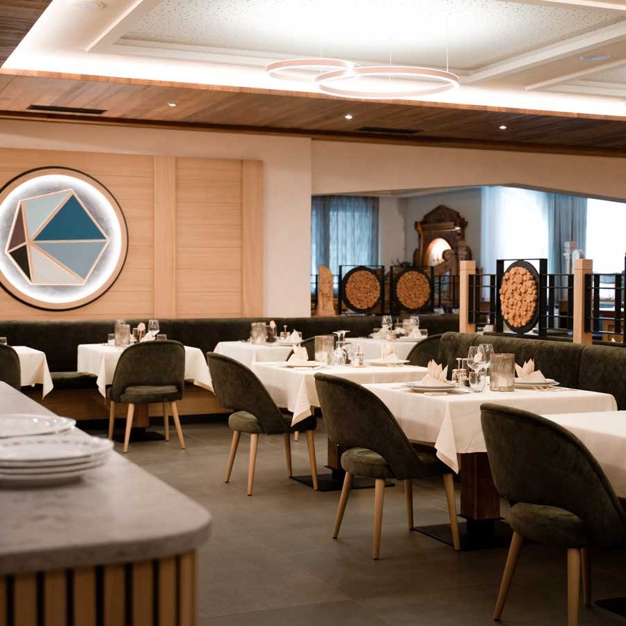 Unsere Sitzmöbel schmücken Hotels, Restaurants, Hotels, Residenzen, Bars, Pubs, Theater und Kinosäle auf der ganzen Welt.