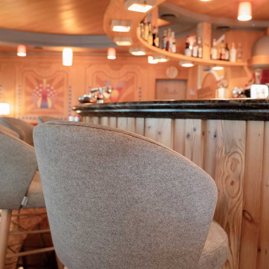 Atmosfera accogliente nell'Hotel La Bussola: sgabelli "Toronto" e poltroncine "Tucson"