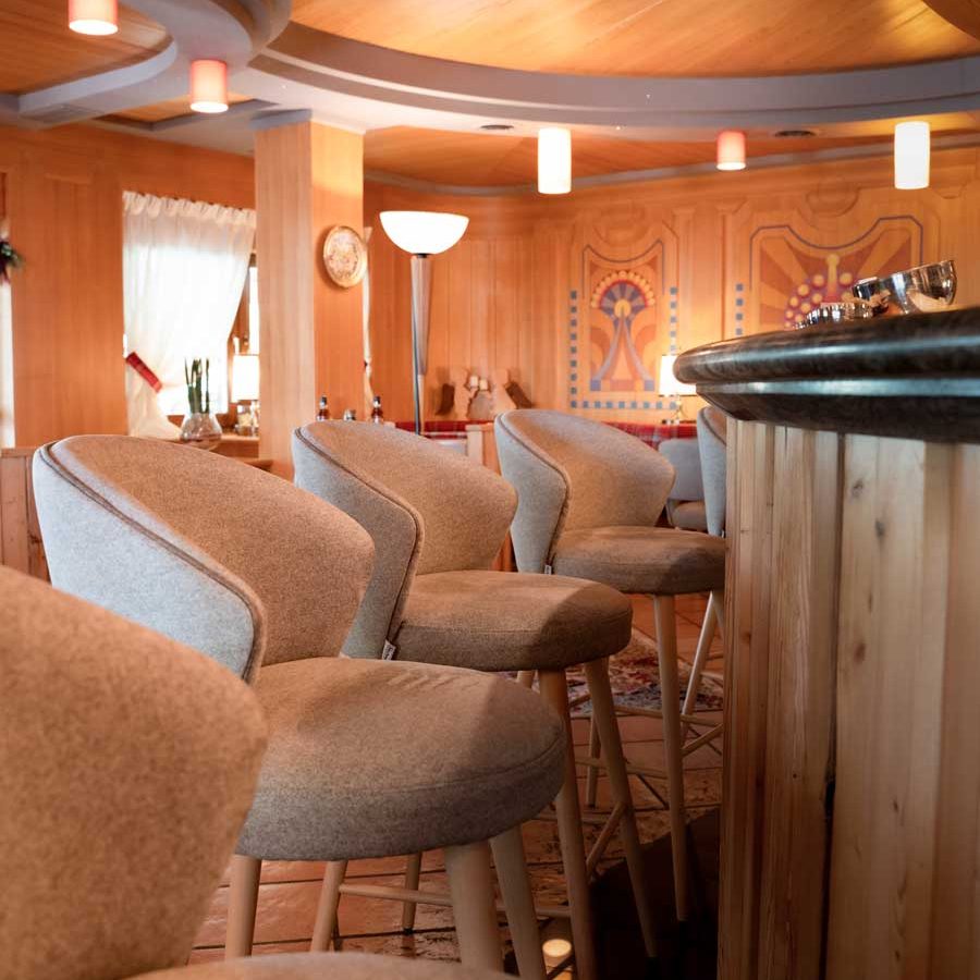 Arredamento per l'Hotel La Bussola: sgabelli "Toronto", poltroncine "Tucson" e tavolini abbinati