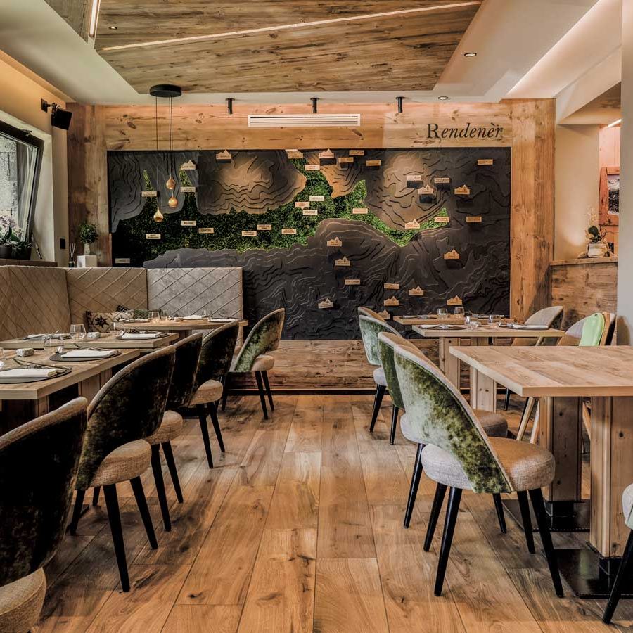 Atmosfera armoniosa nella sala ristorante con poltroncine Bruxelles in Stoffe beige