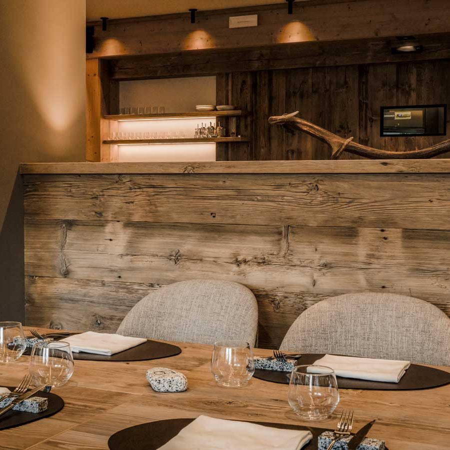 Raffinierte Frühstückszimmereinrichtung mit elegant gestalteten Bruxelles-Sesseln von Bs Chairs