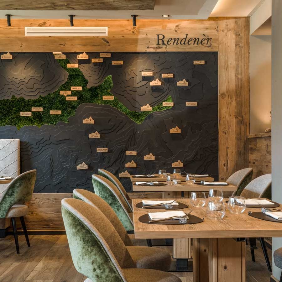 Dettaglio della poltroncina Bruxelles con Stoffe verde cangiante per la sala colazione al ristorante dell'hotel Lory Pinzolo