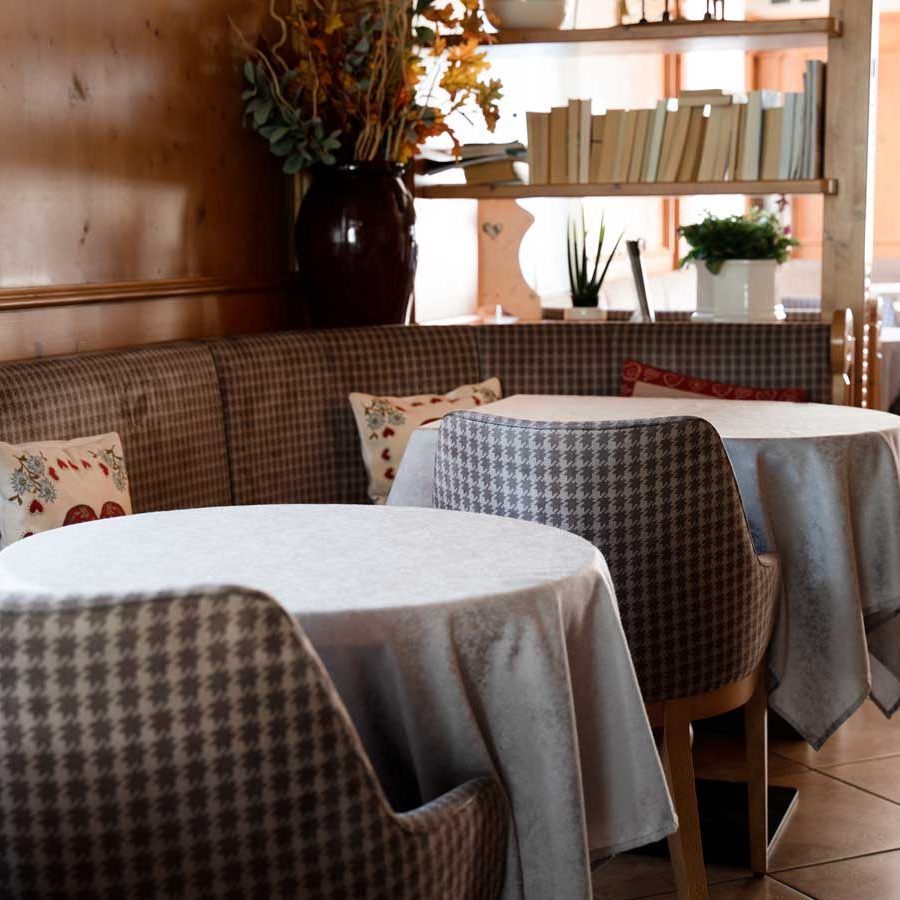 Poltroncine modello Cortina in legno massello e Stoffe di pregio, un gioiello di eleganza.