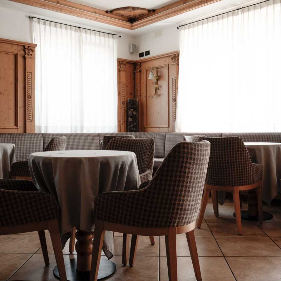 Stilvoller 'Cortina' Sessel bereichert den Barbereich des Hotel Mezzolago.