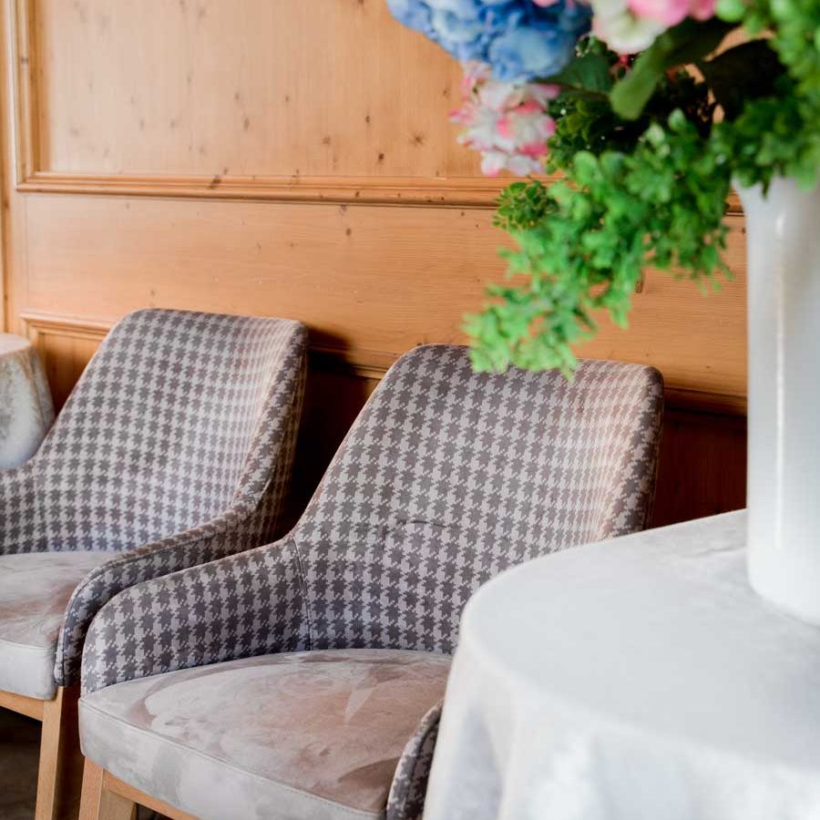 Poltroncine eleganti in legno massello e Stoffe di pregio nell’area bar dell’Hotel Mezzolago